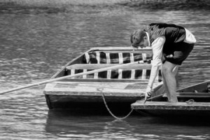 Image of Oxford undergraduate preparing to punt